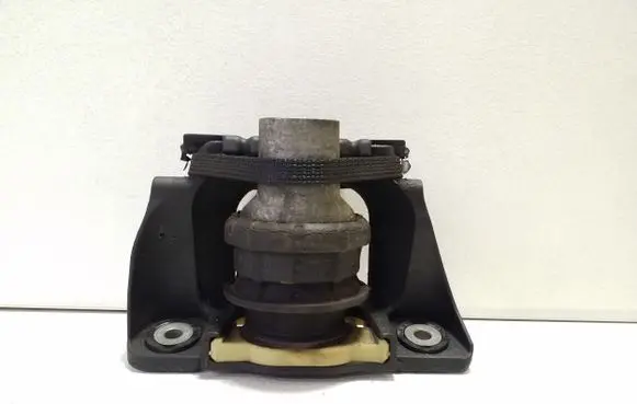 Volvo XC90 Engine mount bracket 26008326F22
