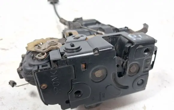 Volkswagen PASSAT B5 Rear door lock 3B0837867