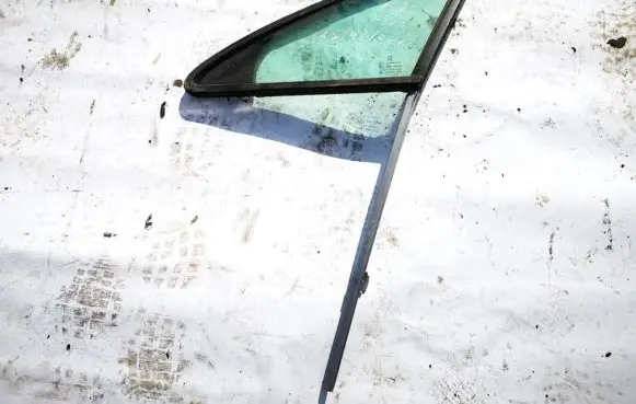 Rear vent window glass