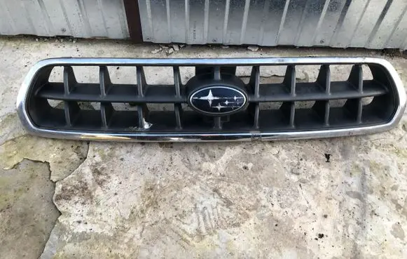Subaru Outback Front bumper upper radiator grill