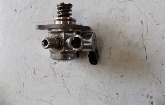 Volvo V60 Fuel injection high pressure pump 31437895