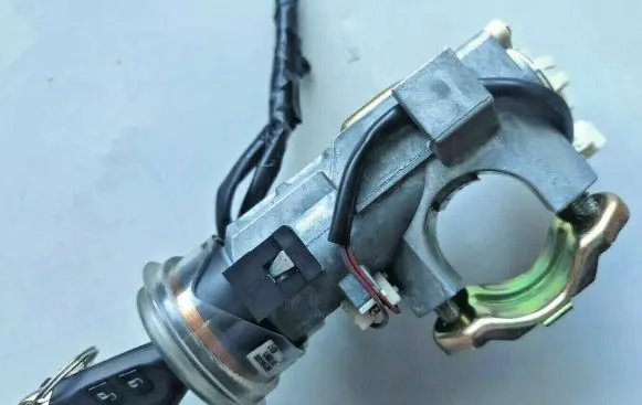 Subaru Legacy Ignition lock X1T25971