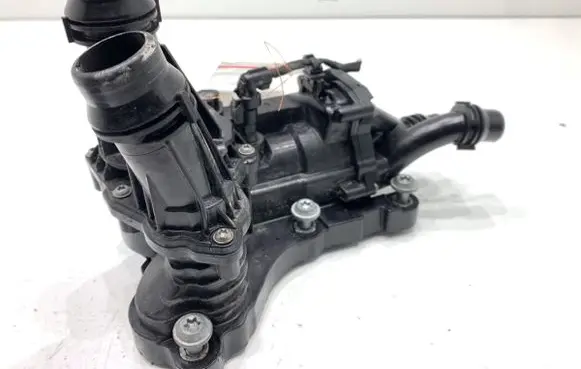 Skoda Octavia Mk4 Thermostat/thermostat housing 05L121111Q