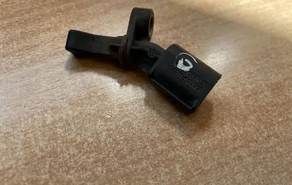 Volkswagen Polo V 6R ABS rear brake sensor 1071162333
