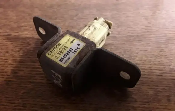 Mitsubishi Pajero Airbag deployment crash/impact sensor MR409363
