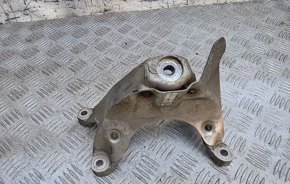 Engine mounting bracket