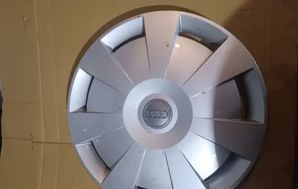 Audi A4 S4 B7 8E 8H R16 wheel hub/cap/trim 8V0601147C