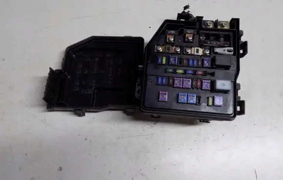 Honda FR-V Relay mounting block NH684P