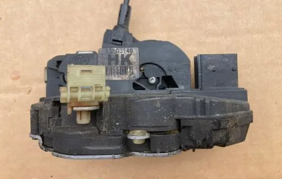 Opel Insignia A Front door lock 13503149HK