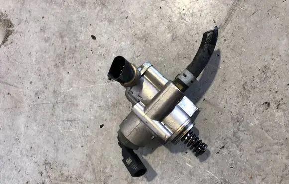 Audi A3 S3 8P Fuel injection high pressure pump 06F127025H