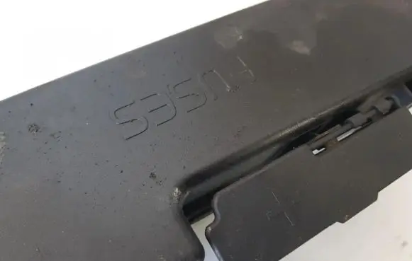 Volvo S60 Fuse box cover 9494211