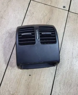 Mercedes-Benz C W204 Rear air vent grill A2048300354