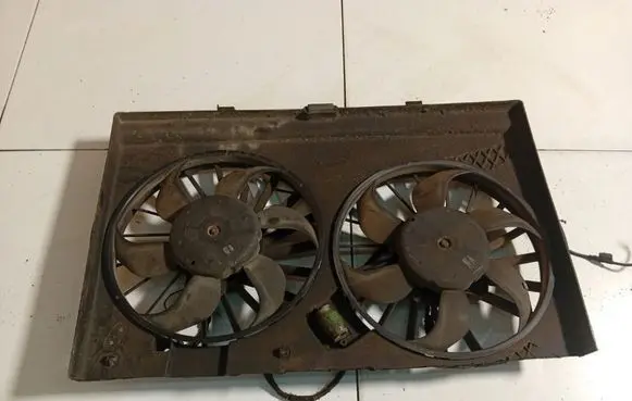 Chevrolet Blazer Radiator cooling fan shroud 8240498
