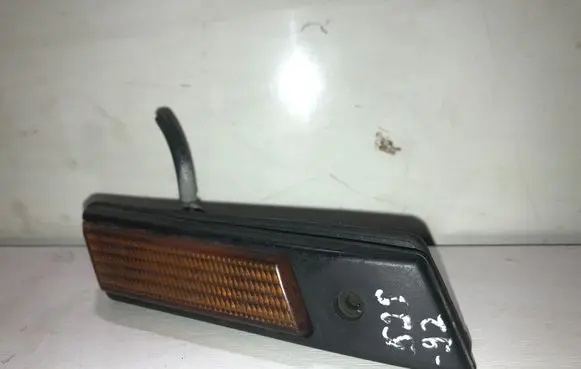 BMW 5 E34 Front fender indicator light 13780139