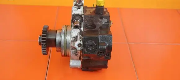 Mercedes-Benz CLS C219 Fuel injection high pressure pump 0445010145 642920