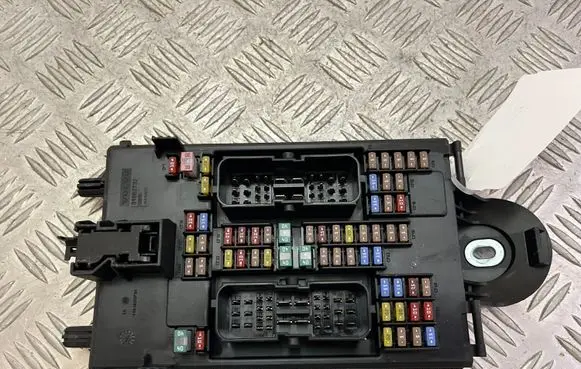 Volvo XC90 Fuse module 32142591