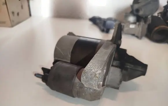 Renault Twingo III Starter motor 233009161R ESW1014