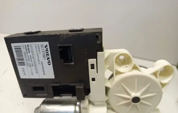 Volvo S40 Front door window regulator motor 30737681