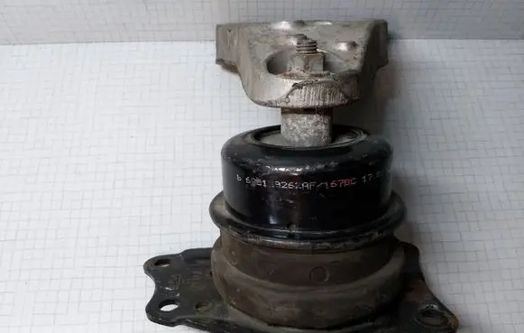 Volkswagen Fox Engine mount bracket 600199185M