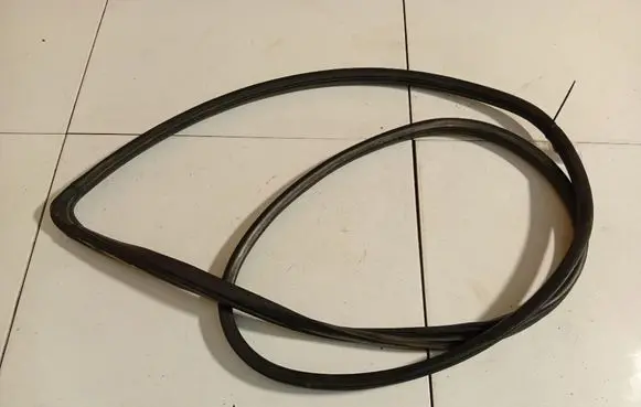 Toyota Avensis Verso Rubber seal front coupe door 