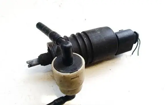 Volkswagen PASSAT B5 Windscreen/windshield washer pump 1j0973722