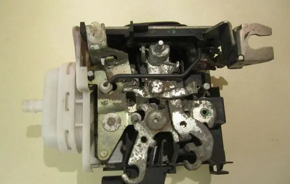 Audi A4 S4 B5 8D Front door lock 8D1837016F