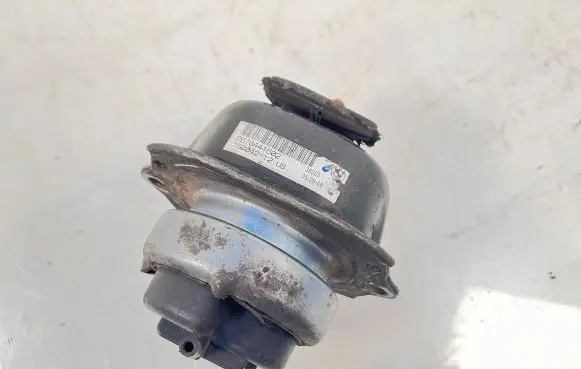 BMW X5 E53 Engine mount bracket 6758444