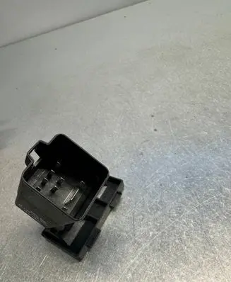 Volkswagen Golf IV Glow plug pre-heat relay ---