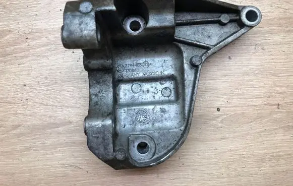 BMW 3 E90 E91 Power steering pump mounting bracket 7794455 7692974546