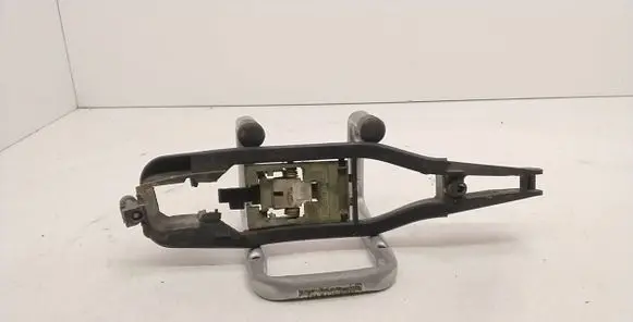 BMW 3 E46 Front door exterior handle/bracket 8216122