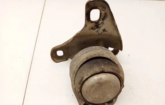 Ford Mondeo Mk III Engine mount bracket S716F012