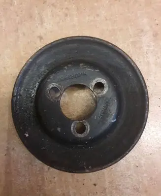 Volkswagen Caddy Water pump pulley 068121031K
