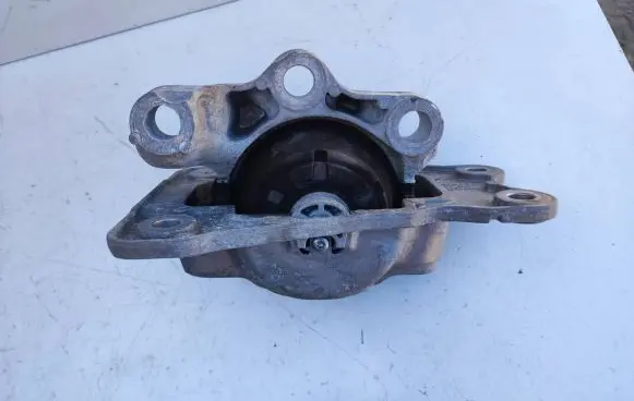 Volvo XC90 Engine mount bracket 31339948