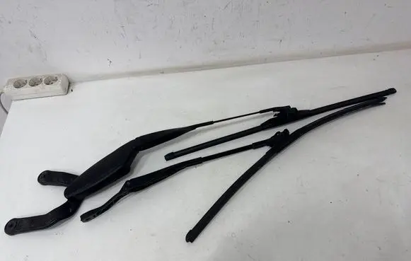Mercedes-Benz E W211 Front wiper blade arm 