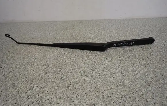 Nissan X-Trail T30 Front wiper blade arm
