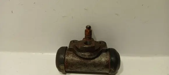Toyota Land Cruiser (BJ70) Rear brake cylinder