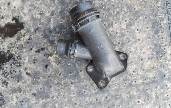 BMW X5 E53 Engine coolant pipe/hose 2247744