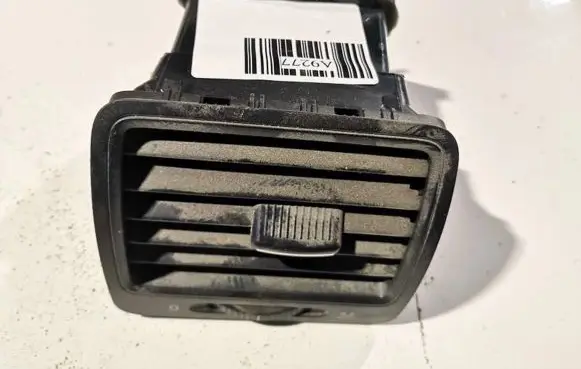 Volkswagen Golf V Dash center air vent grill