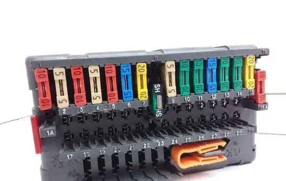 Peugeot 406 Relay mounting block PSA94590813