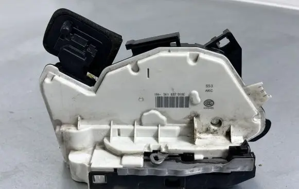 Volkswagen Golf VII Front door lock 5K1837016E