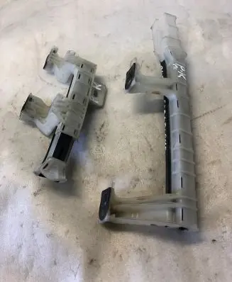 Opel Grandland X Front door windshield rail 9821863780