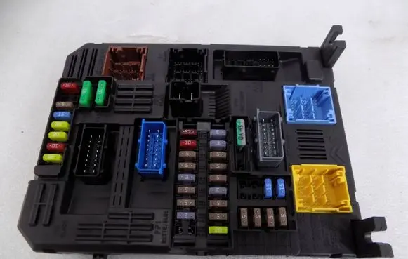 Toyota Proace Fuse module 9830790580