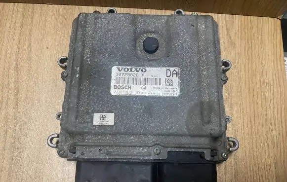 Volvo V70 Engine control unit/module 30729826A 0281012103