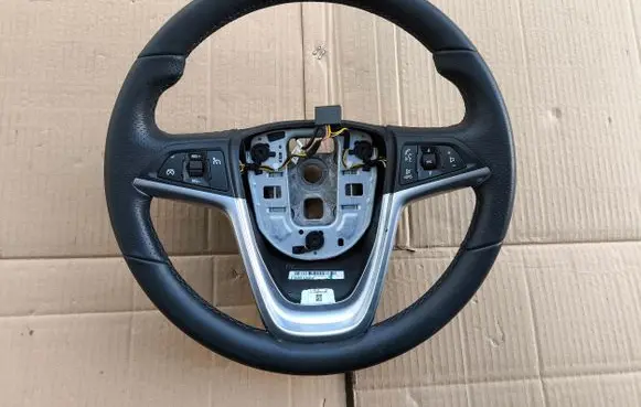 Opel Astra J Steering wheel 13351022
