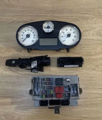 Lancia Ypsilon Engine ECU kit and lock set 51782652