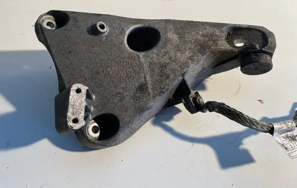 BMW X5 E70 Engine mounting bracket 2211679002101 6790021