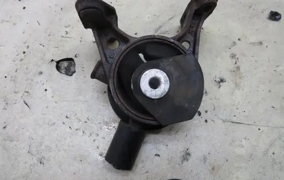 Toyota RAV 4 (XA40) Gearbox mounting bracket GMAUTO4574097