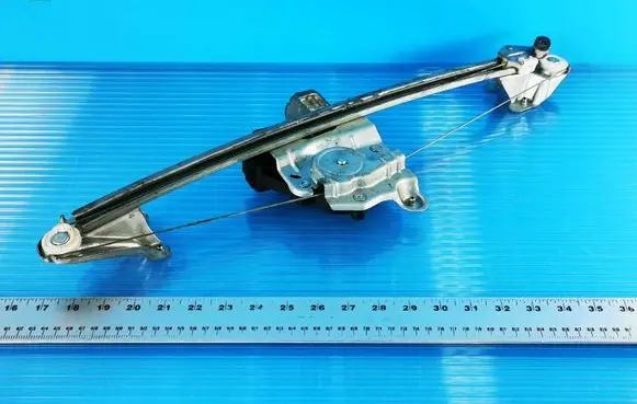 Opel Zafira B Front window lifting mechanism without motor 13132232RH