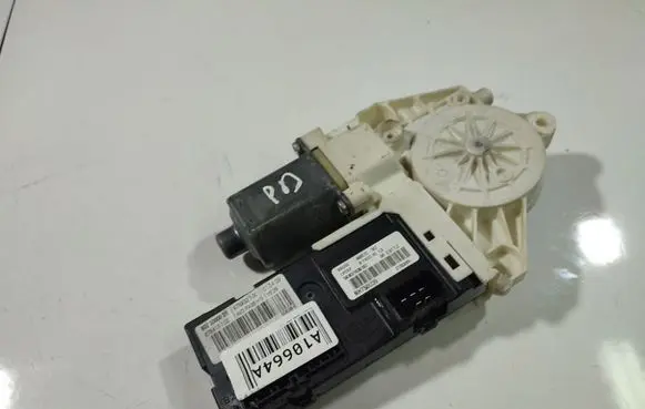 Renault Laguna III Front door window regulator motor 982572102
