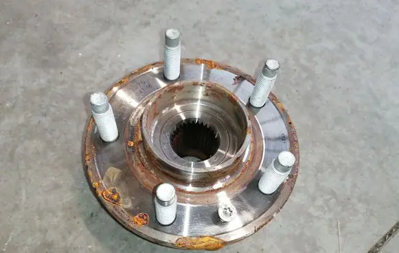 Opel Cascada Front wheel hub 13583479